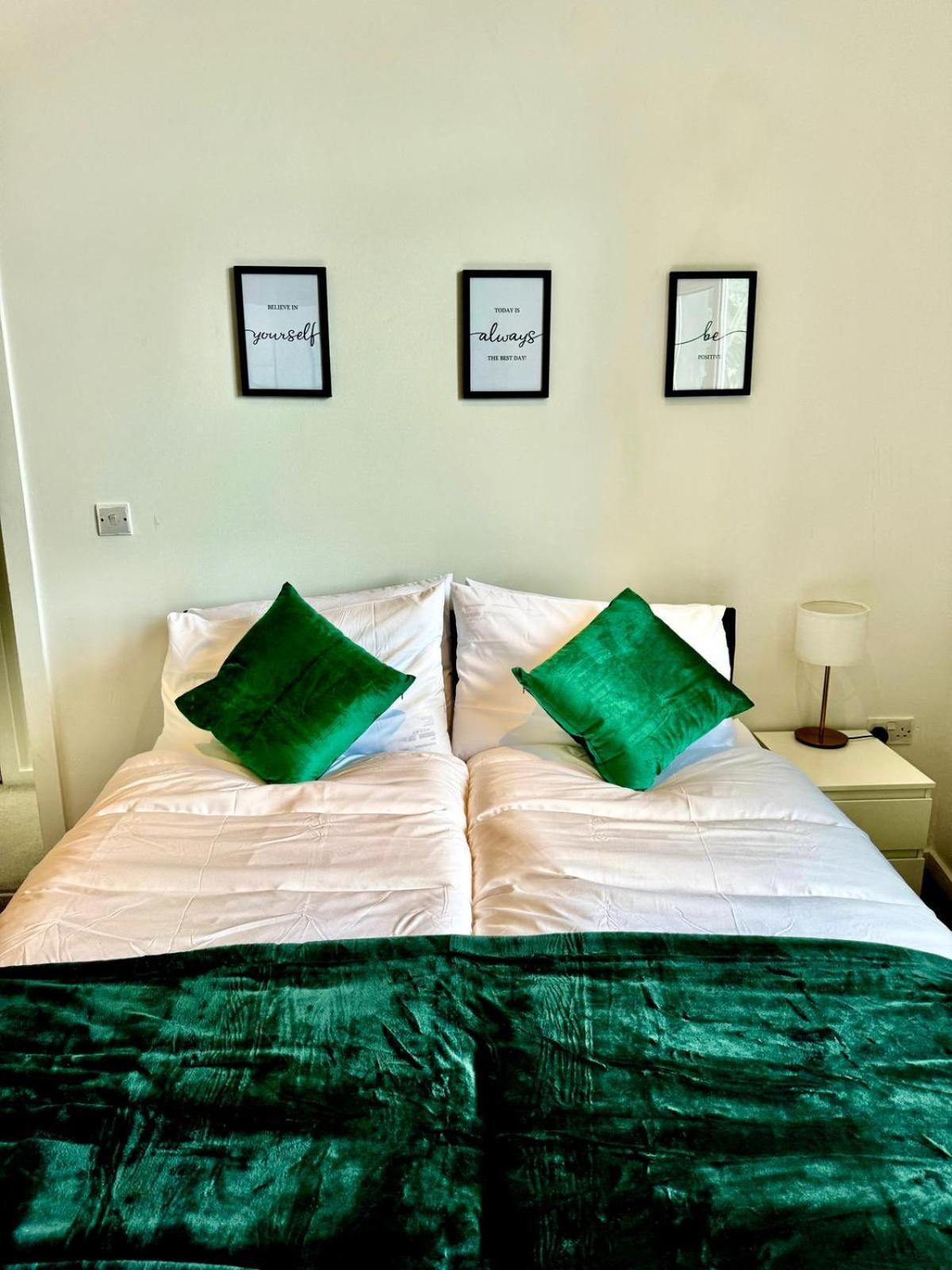 Three Bedroom House By Peacegrove Homes Short Lets & Serviced Accommodation Brighton With Free Wifi & Pet Friendly Екстер'єр фото